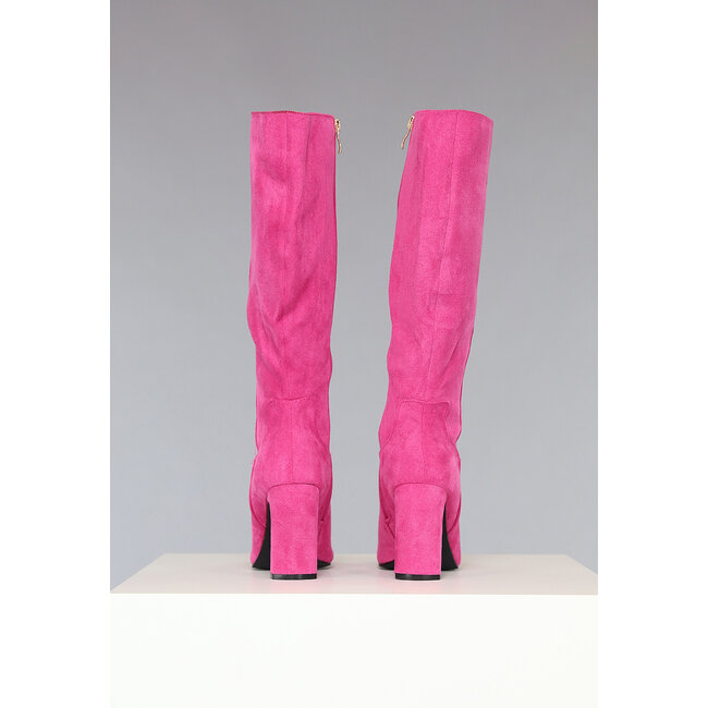 Hohe Fuchsia-Stiefel mit spitzer Nase und halbkreisförmigem Absatz