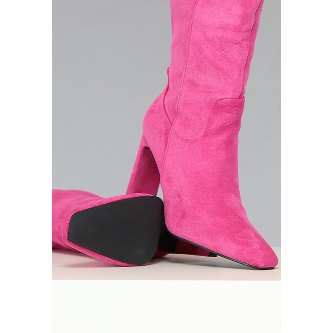 Hohe Fuchsia-Stiefel mit spitzer Nase und halbkreisförmigem Absatz