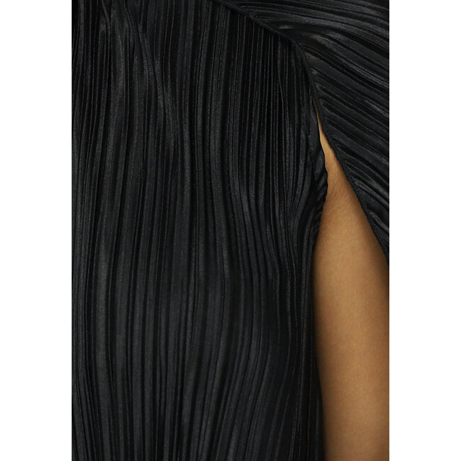 Schwarzes Plissee-Kleid mit Cape-Detail