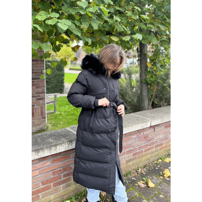 Lange schwarze gesteppte Winterjacke mit Taillengürtel und Pelzkragen