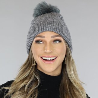 Graue Strickmütze