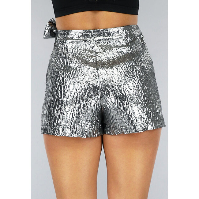 Silberner Metallic-Skort mit Schleifendetail