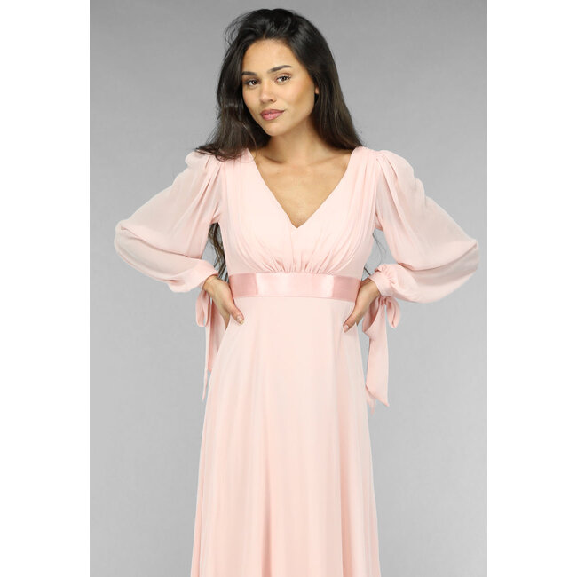Langes lachsfarbenes Chiffon-Galakleid