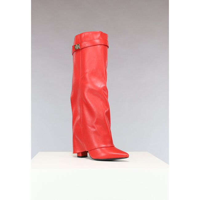 Roter Statement-Stiefel mit Wickel