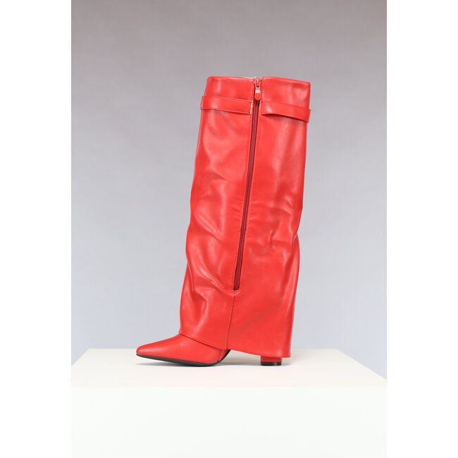 Roter Statement-Stiefel mit Wickel