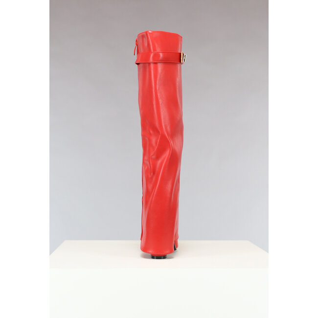 Roter Statement-Stiefel mit Wickel