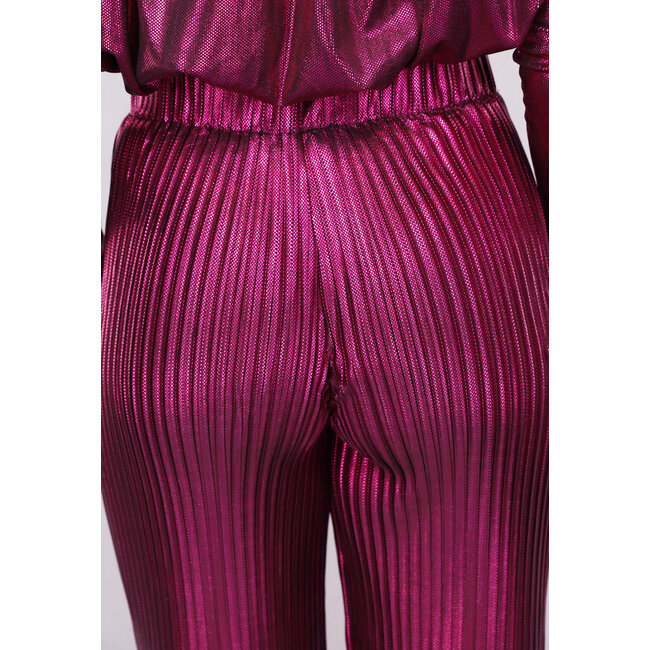 Fuchsia glänzender Zweiteiler mit Plissee-Hose