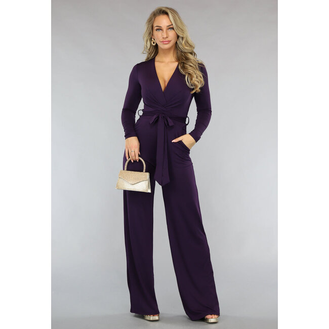 Lila Jumpsuit mit weiten Beinen und Taillenband