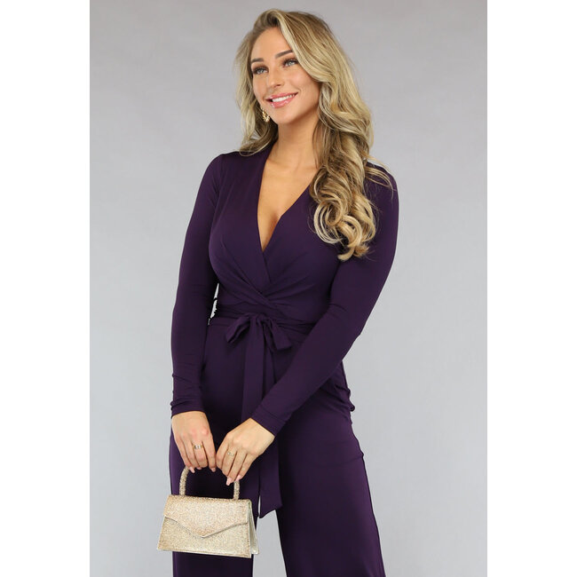 Lila Jumpsuit mit weiten Beinen und Taillenband