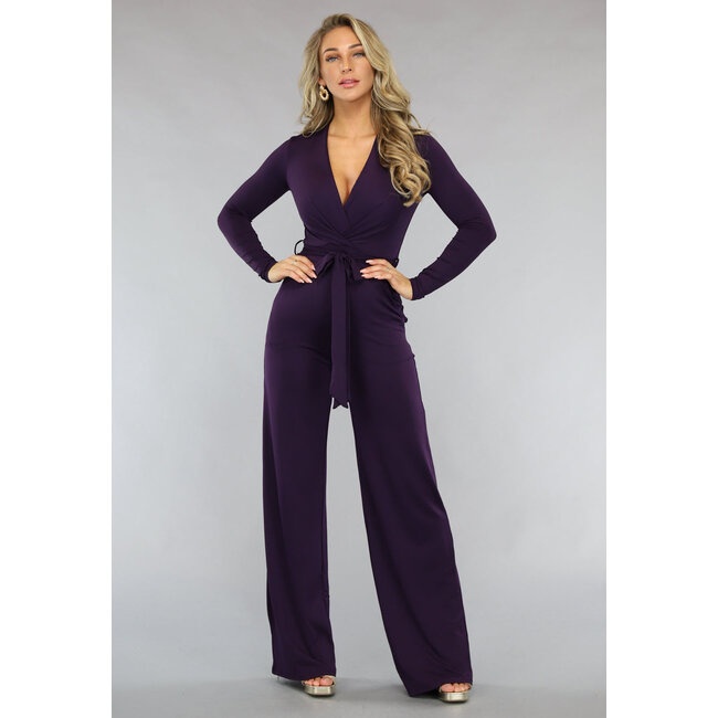 Lila Jumpsuit mit weiten Beinen und Taillenband