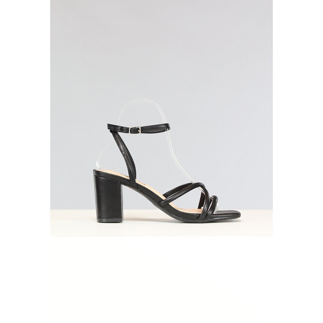 Niedrige Riemchensandalen in Schwarz