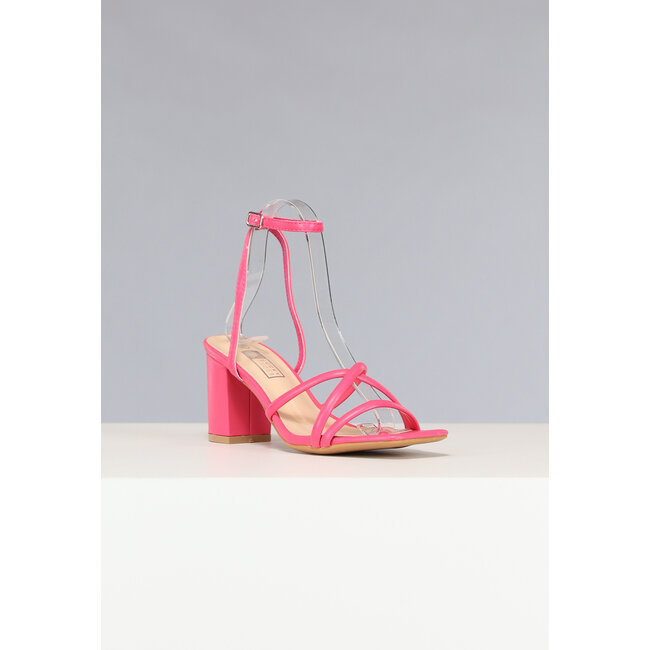 Niedrige Riemchensandalen in Fuchsia