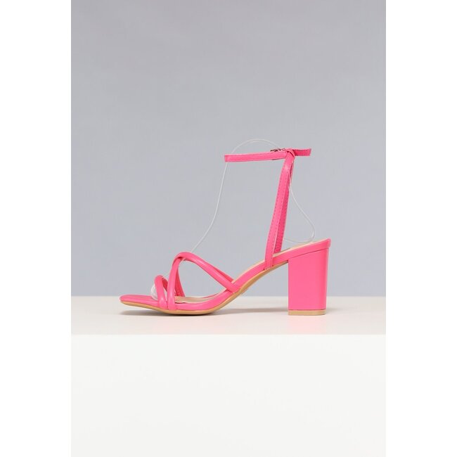 Niedrige Riemchensandalen in Fuchsia