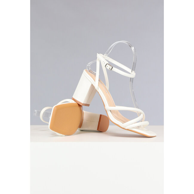 Niedrige Riemchensandalen in Weiß