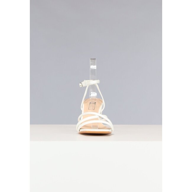 Niedrige Riemchensandalen in Weiß