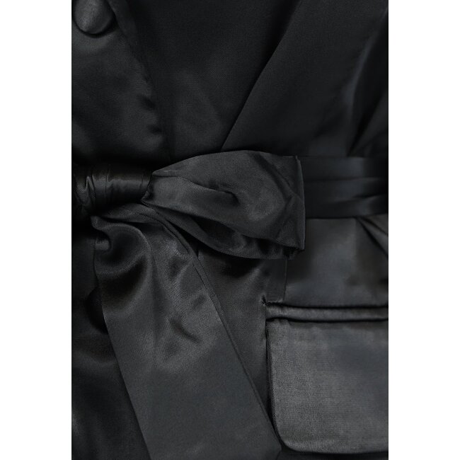 Schwarzes Satin-Blazerkleid mit Federn und Taillenband