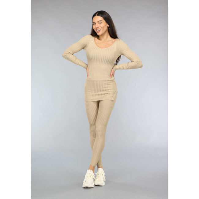 Beigefarbener Rippenstoff Co Ord Set mit Schlitz