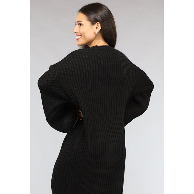 Schwarzes übergroßes Pulloverkleid aus Rippenstrick mit ausgestellten Ärmeln