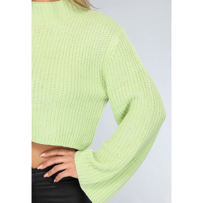 Hellgrüner Pullover mit weiten Ärmeln