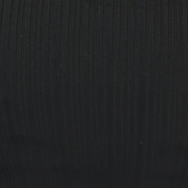 Schwarzes Midikleid aus Rippstrick mit Schlitz und V-Ausschnitt