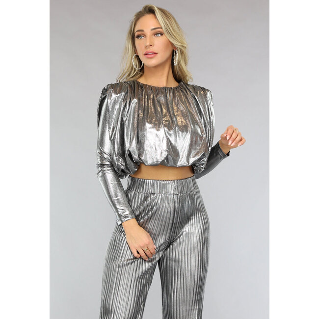 Silberner Metallic-Zweiteiler mit Plissee-Hose