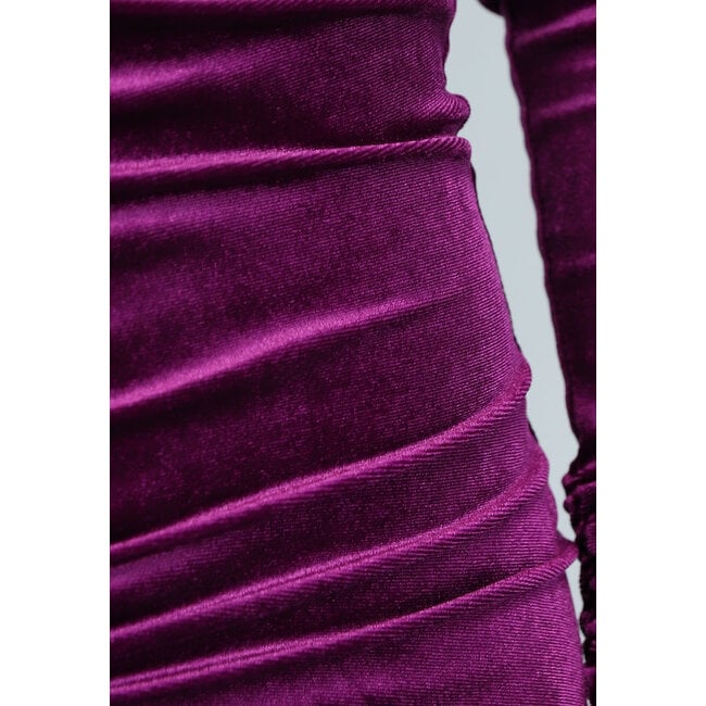 Dunkelviolettes Kleid aus plissiertem Velours mit freien Schultern