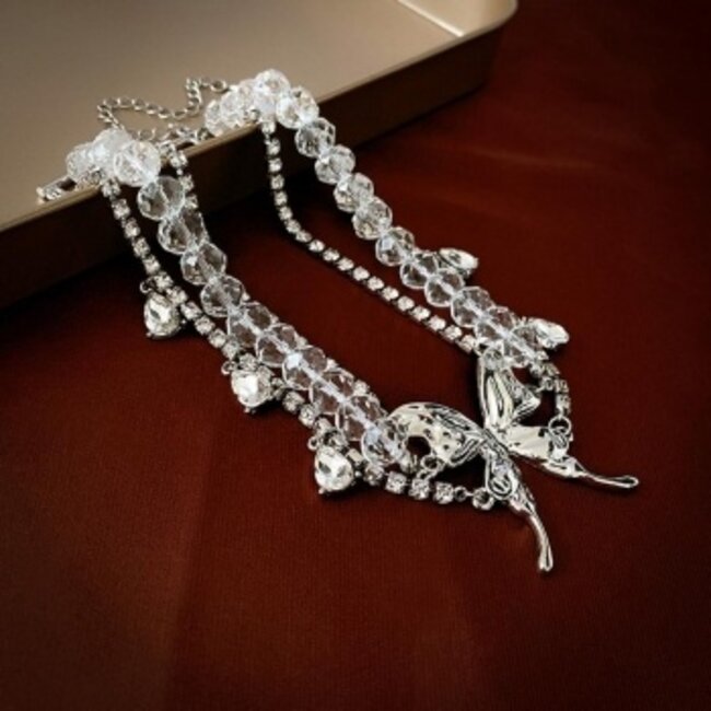 Silberne Halskette mit Schmetterlingsdetail