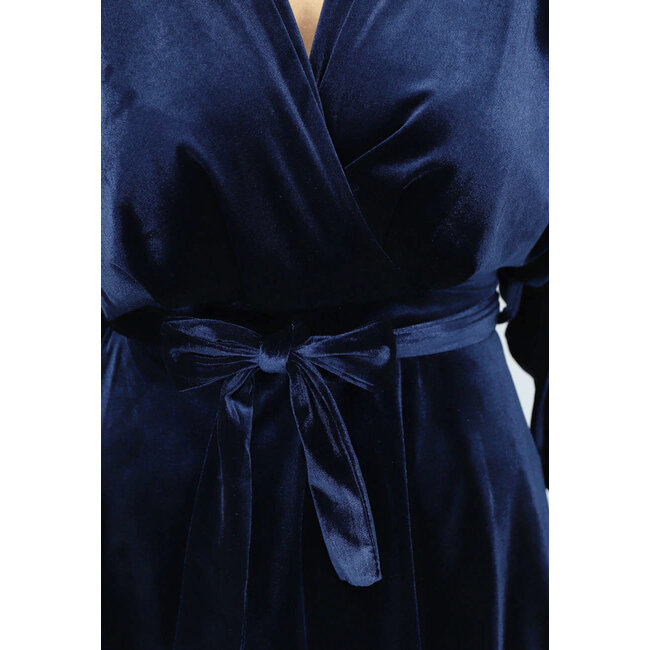 Plissiertes Kleid aus blauem Samt mit Taillenband