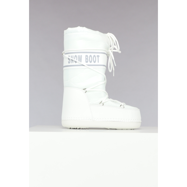 Hohe weiße Schneestiefel