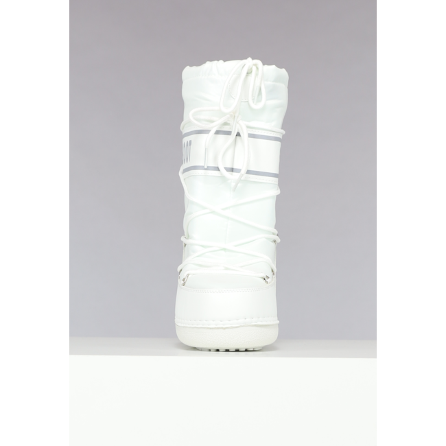 Hohe weiße Schneestiefel