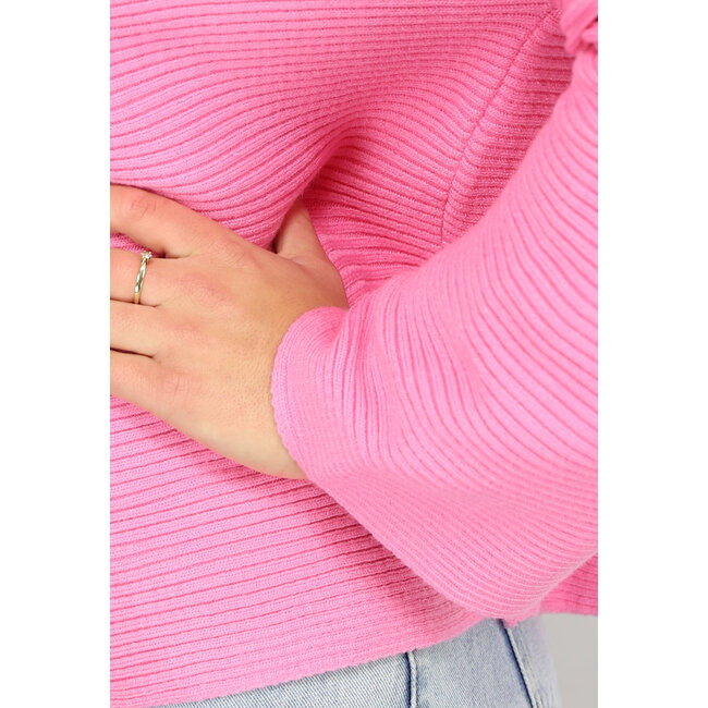 Rosa Rippenstrickpullover mit hohem Ausschnitt