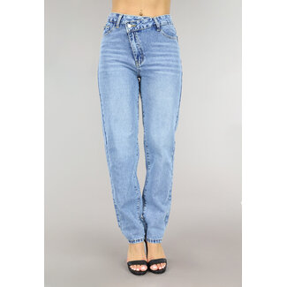Blaue Jeans mit schrägem Verschluss