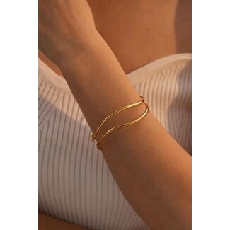 Goldenes gewelltes Armband
