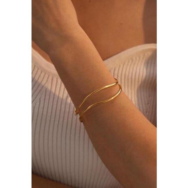 Goldenes gewelltes Armband