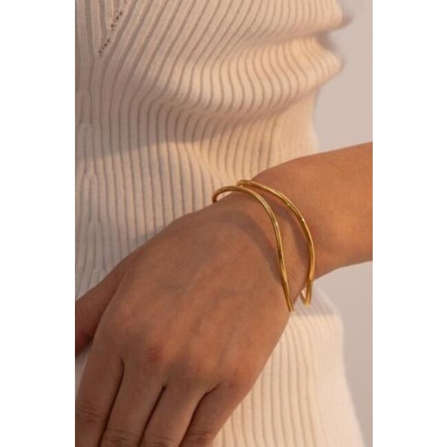 Goldenes gewelltes Armband