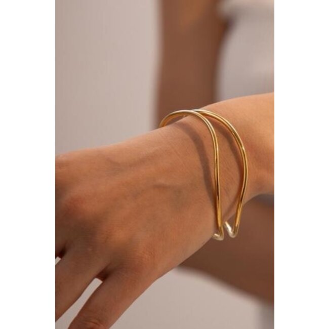 Goldenes gewelltes Armband