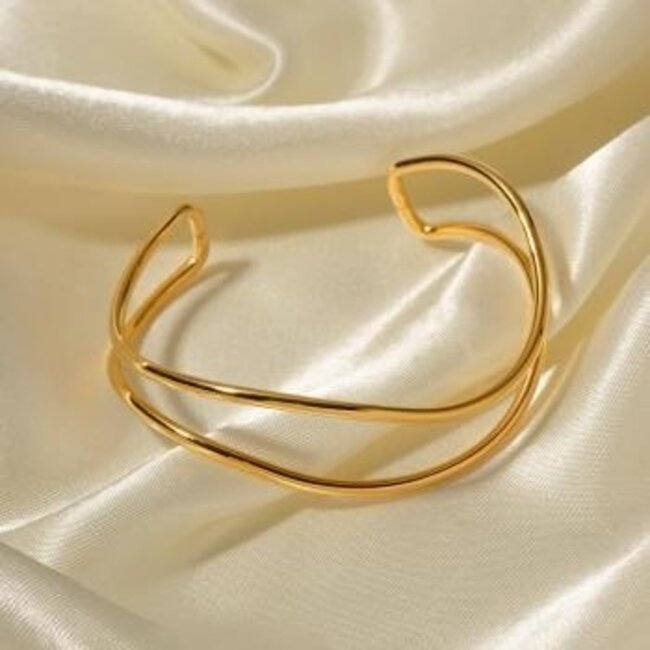 Goldenes gewelltes Armband