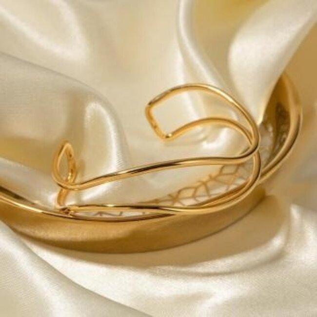 Goldenes gewelltes Armband