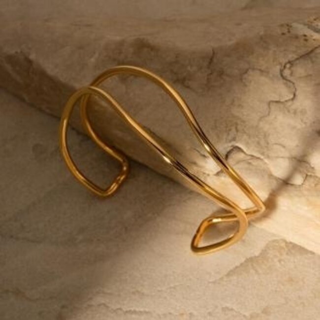 Goldenes gewelltes Armband