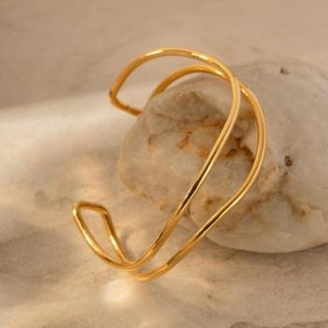 Goldenes gewelltes Armband