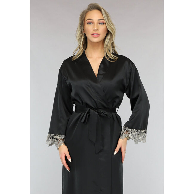 Schwarzer Satin-Kimono mit weiten Ärmeln und Stickereidetails