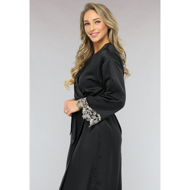 Schwarzer Satin-Kimono mit weiten Ärmeln und Stickereidetails