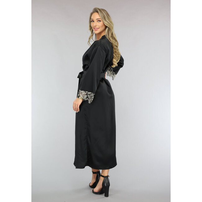 Schwarzer Satin-Kimono mit weiten Ärmeln und Stickereidetails