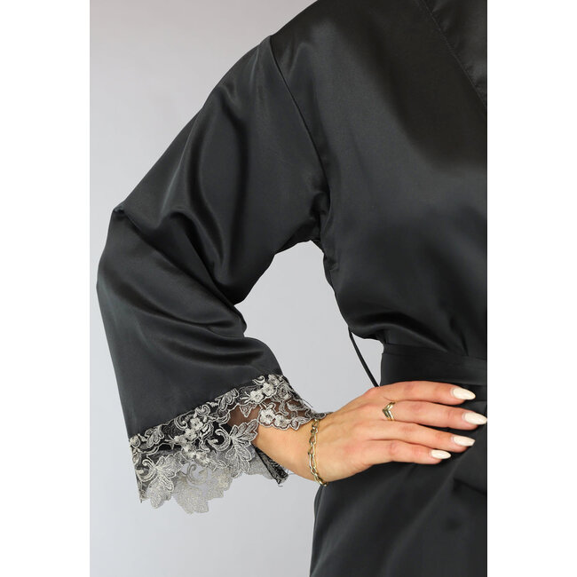 Schwarzer Satin-Kimono mit weiten Ärmeln und Stickereidetails