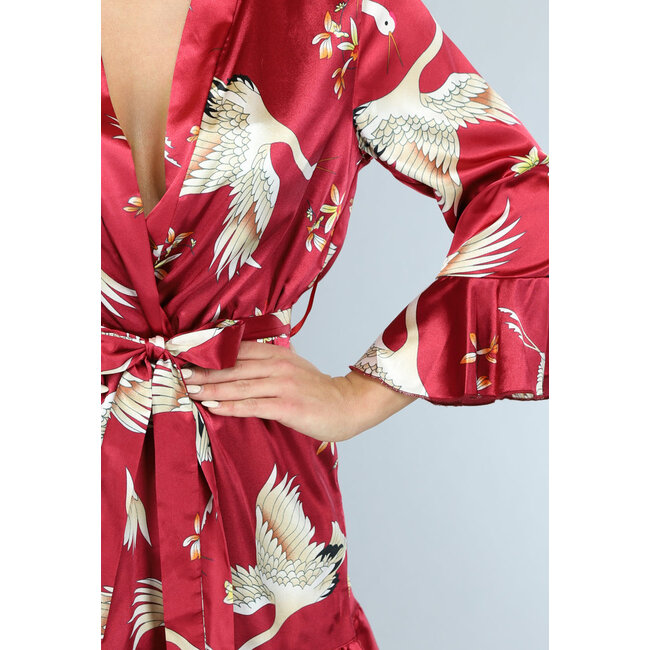 Roter Satin-Kimono mit Rüschen und Druck