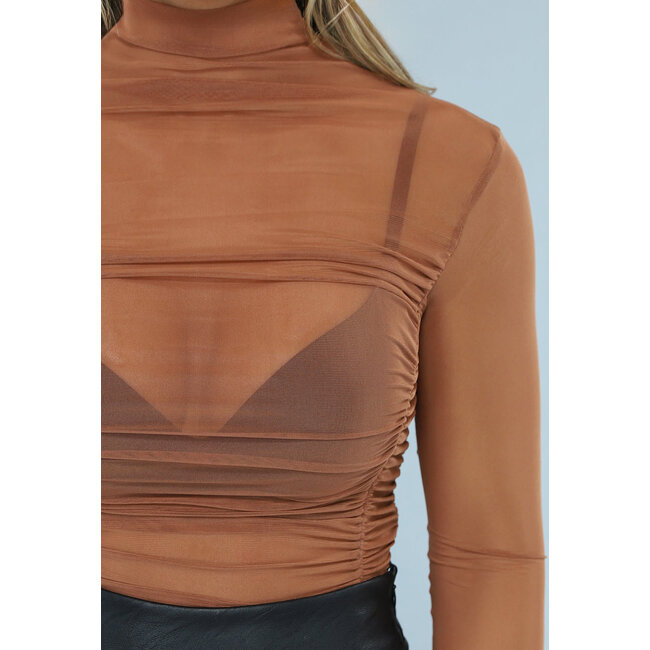 Kamelfarbener Mesh-Body mit Falten