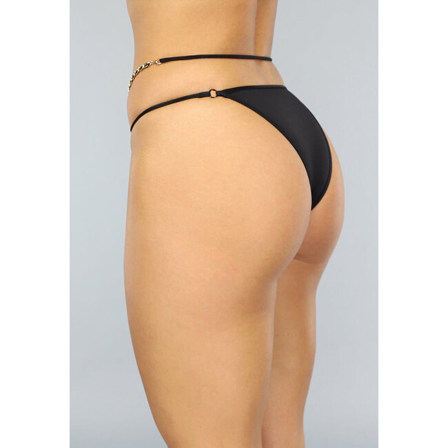 Schwarzer Tanga-Slip mit Goldkette