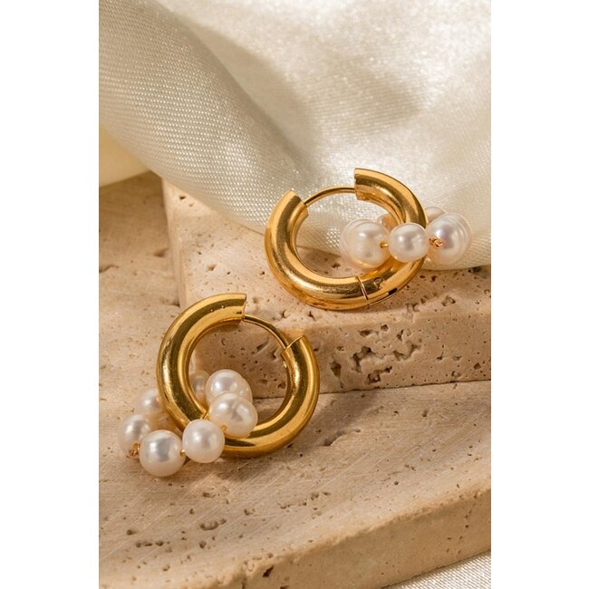 Gold-Edelstahl-Ohrringe mit weißen Perlen