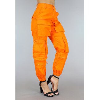 Leuchtend orangefarbene Cargohose mit Taschen