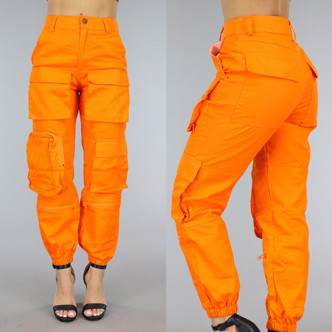 Leuchtend orangefarbene Cargohose mit Taschen